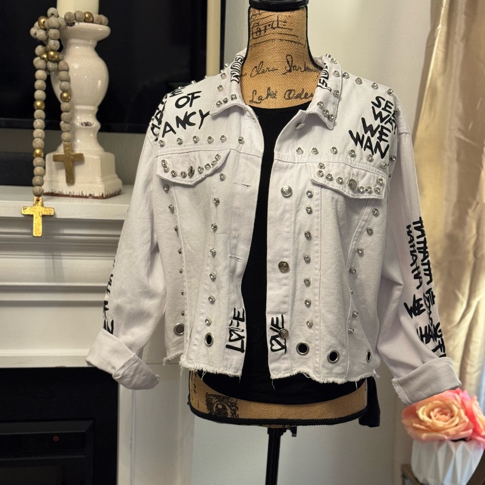 🤍🖤 WHITE DENIM STUDDED JACKET WITH GRAFFITI DESIGN L/XL.